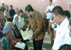 Tahun 2027 Fokus Tuntaskan Sertifikasi Mas Dhito Serahkan Sertifikat Program PTSL di Desa Tiron Kediri